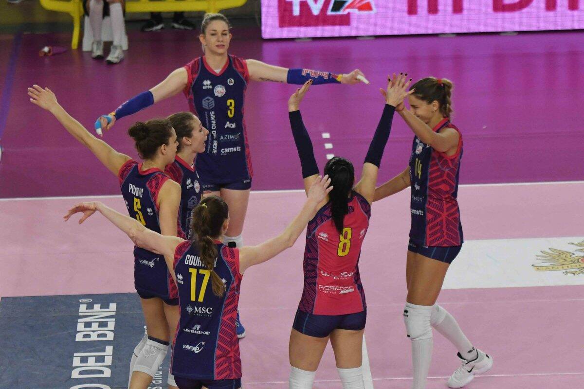 VOLLEY FEMMINILE Play Off Unet E-Work Busto Arsizio-Savino Del Bene Scandicci 2-3 (25-17; 15-25; 30-28; 21-25; 13-15)