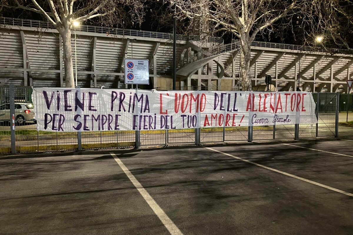 Lo striscione per Prandelli: “Sempre fieri del tuo amore”