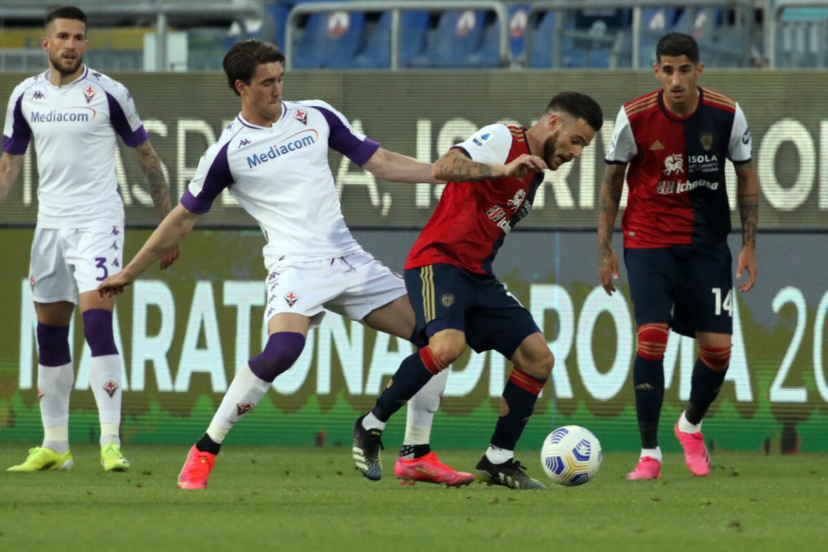 Cagliari-Fiorentina, il pareggio l’obiettivo cercato. Il Benevento perde, viola aritmeticamente salva