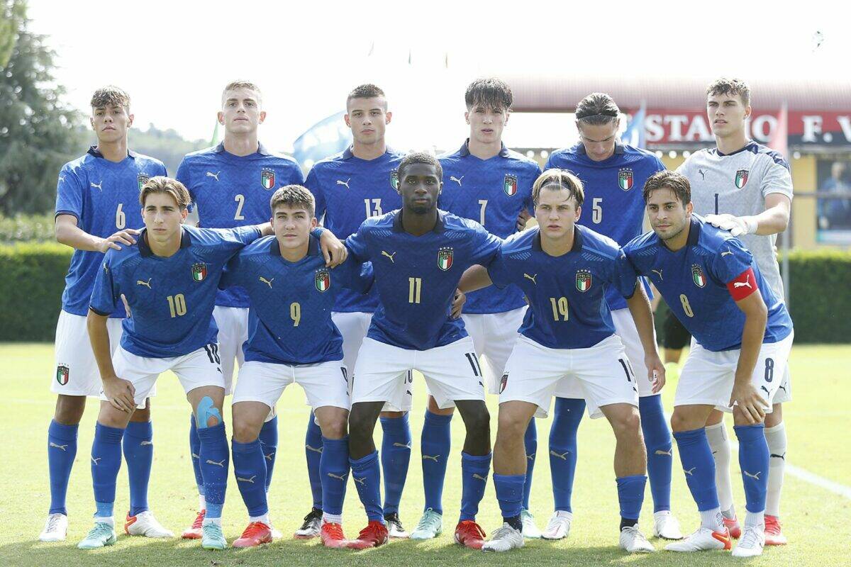 Calcio giovanile azzurro: l’Under 19 batte l’Albania con 2 “giovani pianticelle viola in campo