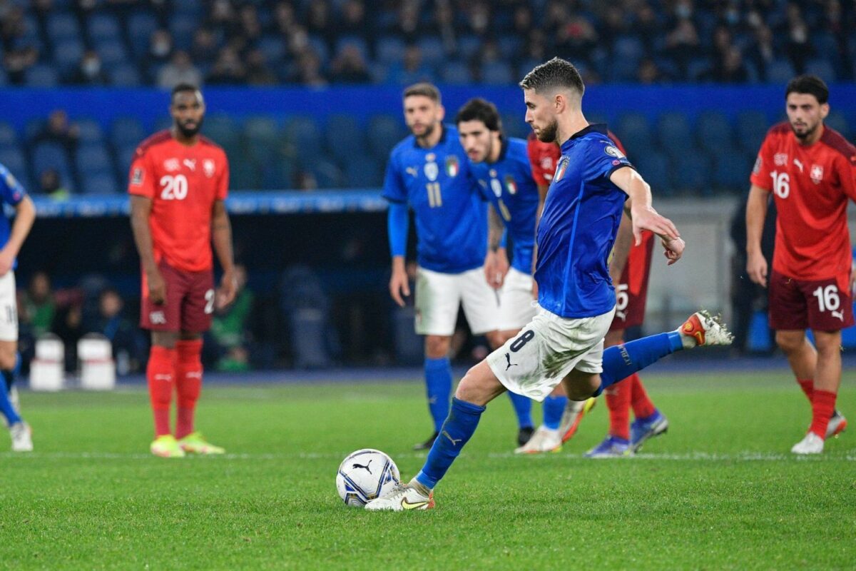 Calcio: Jorginho ci tradisce di nuovo..con la Svizzera e’ solo 1-1 ; Ce la giocheremo a Belfast lunedi
