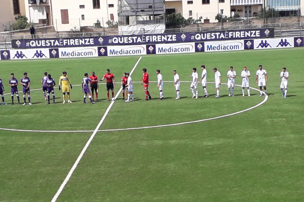 Calcio giovanile viola Il week end che si chiude con la brutta…bruttissima sconfitta della Primavera battuta al “Bozzi”dalla Sampdoria 1-2: siamo “quasi fuori” !! Chiedo scusa “live” a Gabriele Fogli L’Under 18 sbanca Ascoli, l’Under17 aveva vinto a Bogliasco sul Genoa 3-2, Male le Under 14 e 13: 2 sconfitte con Empoli e Pisa !!