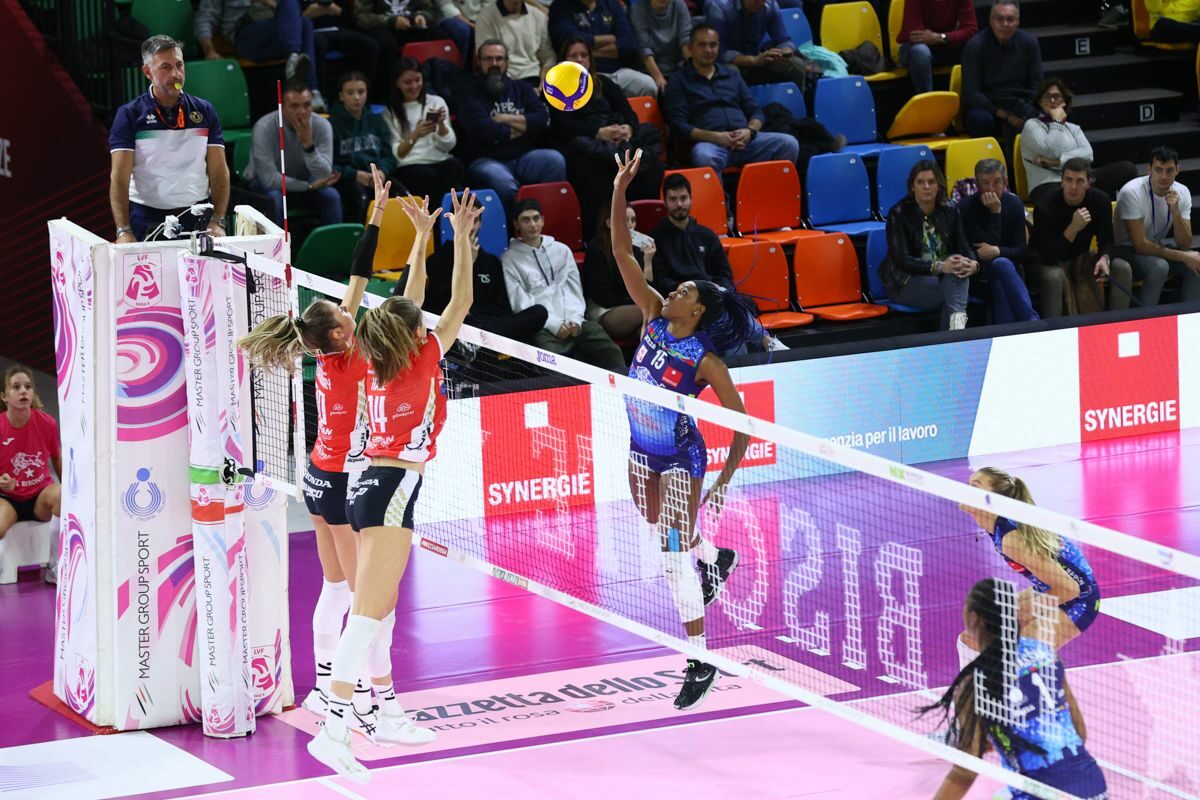 VOLLEY FEMMINILE SERIE A1- Igor Gorgonzola Novara- Il Bisonte Firenze 3-0 (25-19; 25-23; 25-22)