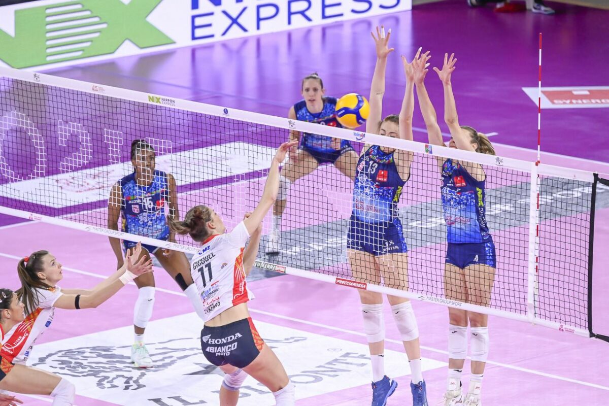 VOLLEY FEMMINILE Challenge Cup- Play Off IL BISONTE FIRENZE 3  CUNEO GRANDA SAN BERNARDO 2 (22-25, 25-19, 19-25, 25-19,15-10)