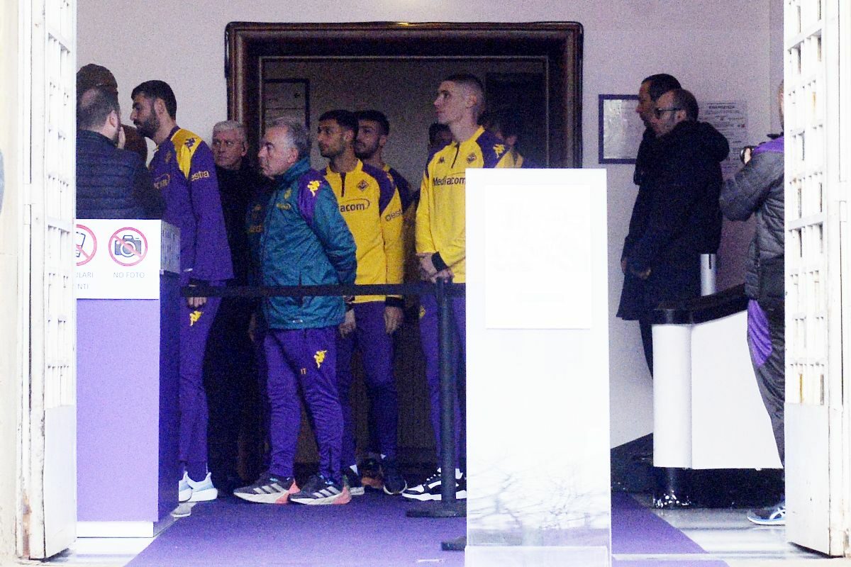 CALCIO- La Squadra della Fiorentina rende Onore a Kurt Hamrin