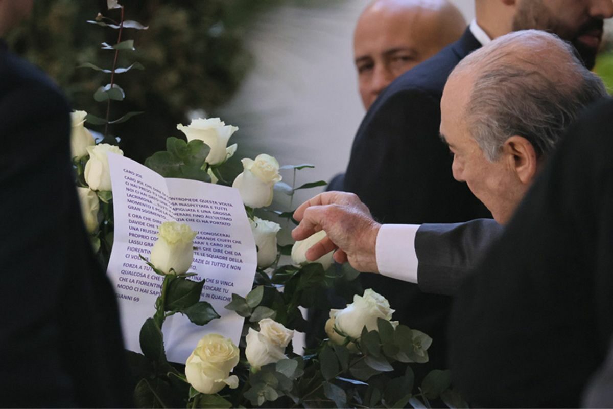 CALCIO- Il dolore del Presidente della Fiorentina alla camera ardente di Joe Barone