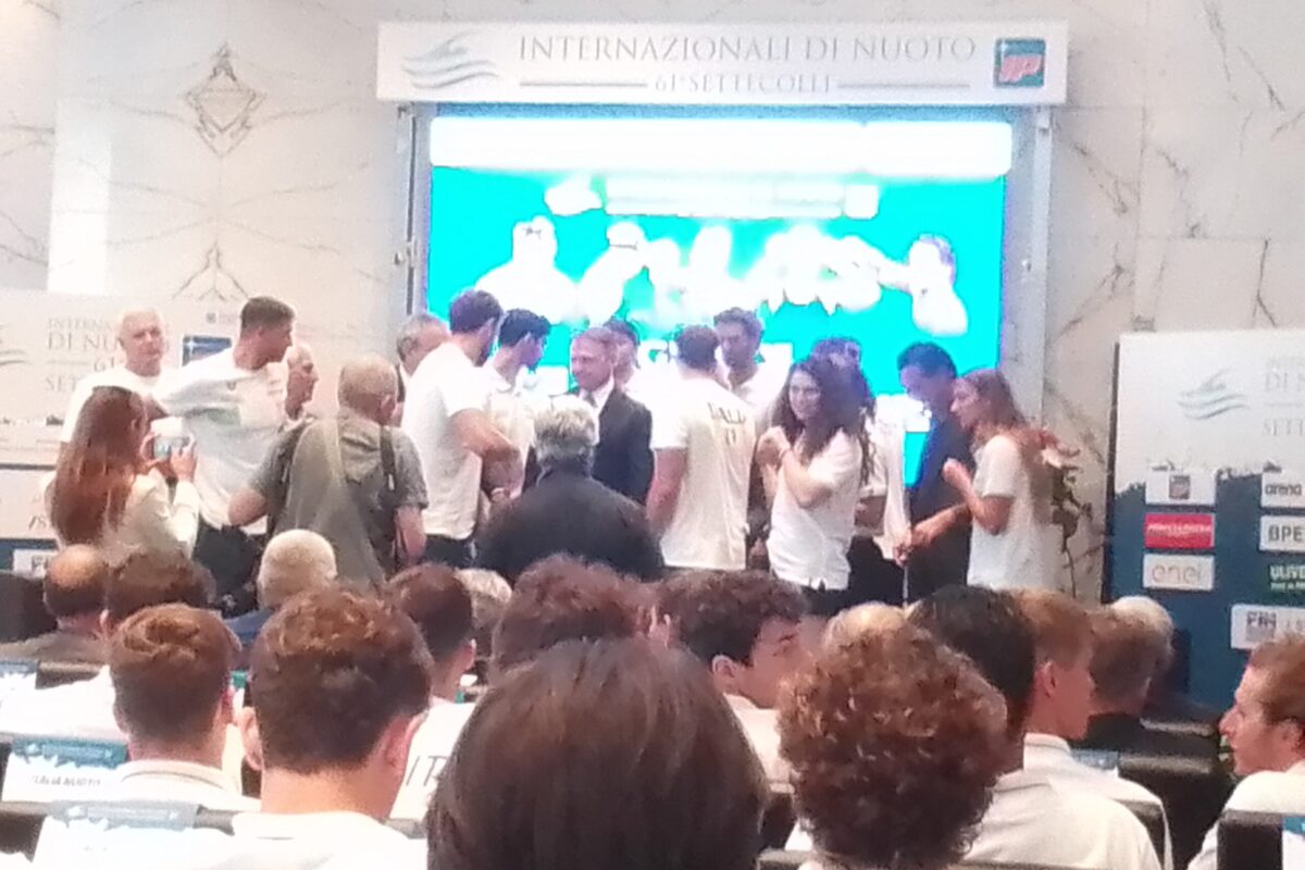 <span class="hot">Live <i class="fa fa-bolt"></i></span> Nuoto:  La presentazione del 61°Sette Colli dalla Sala Rossa del Coni in diretta Tv Canale 187 e sullo You Tube di Firenzeviolasupersport !!!